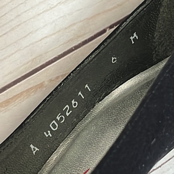 Stuart Weitzman Black Satin 3” Heels Leather Bottom Soles Size 6 - Picture 10 of 10